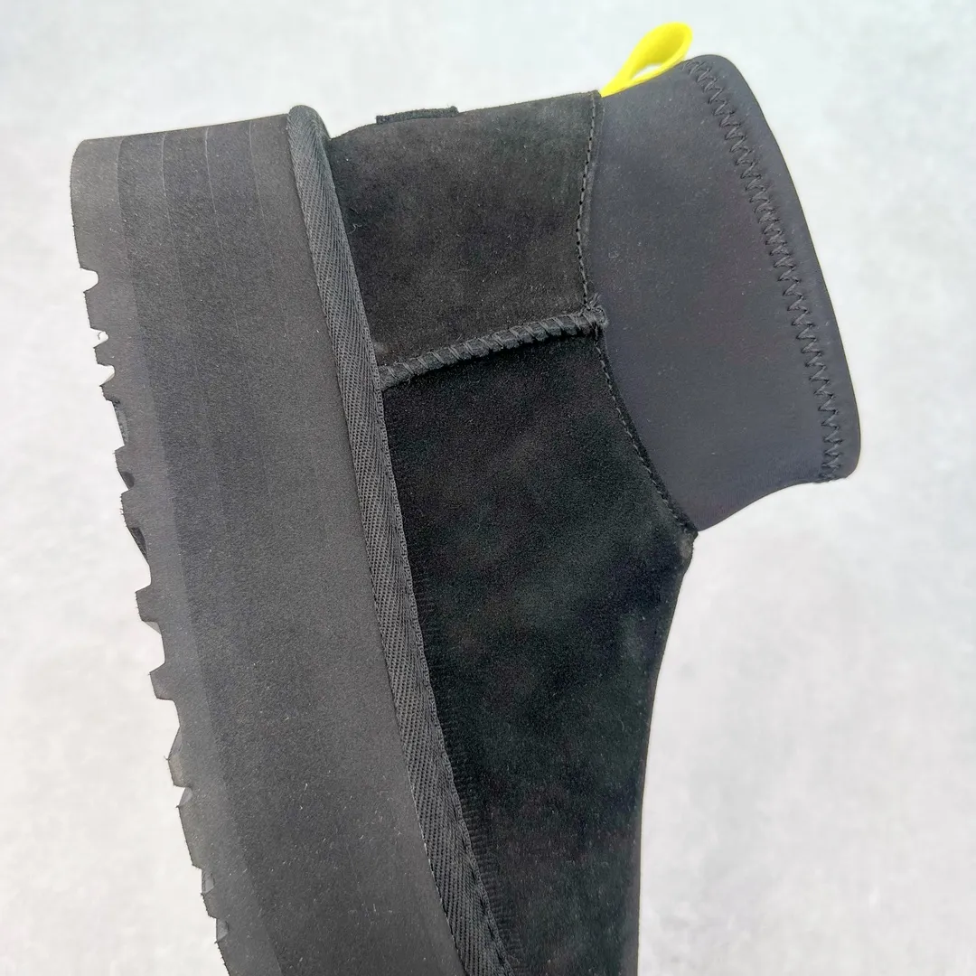 Pick up locally💰520 UGG 8170 classic autumn and winter sheepskin and fur integrated snow boots. Private order price and ingenious positioning. Direct supply from Sangpo eight-year-old factory. Reject high profits. Differentiate pig-killing version. Longfeng A-grade Australian imported sheepskin and fur integrated. Fully follow the ZP process. OEM original pattern maker. Adhere to no original shoes and no development options. Pay attention to every detail. The most authentic version on the market. TREADLITE "light wing" technology outsole. Lightweight/durable/flexible/pile-type suede upper, fine skin-friendly recycled polyester fiber piping, comfortable and easy to care for, good warmth retention, UGG plush™ lining and insole, soft and skin-friendly, comfortable and warm, classic shoe shape with lightweight thick sole, stable and fashionable for autumn and winter street style, Treadlite by UGG light wing outsole, light cushioning, reducing the burden on your feet, comfortable and lightweight, helping you to play easily all day long. Size: 35 36 37 38 39 40 41 Coding: by3936000
